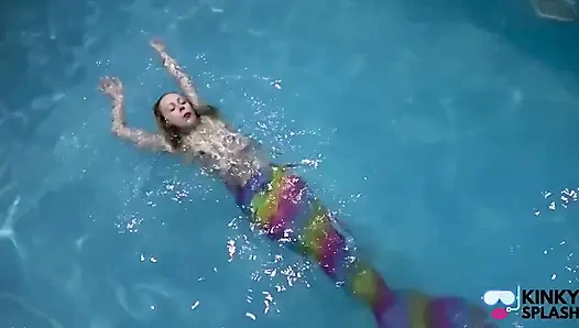 Tutsak deniz kızı havuzda seni azdırıyor