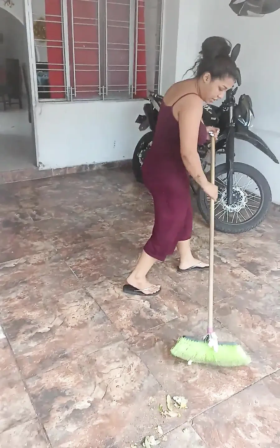 在打扫房子时和我的妻子说话, 我让她吮吸我的鸡巴, 情况以滑稽的结束