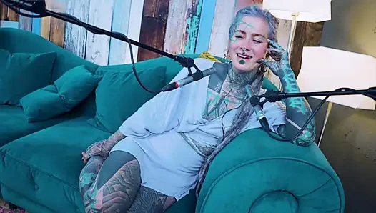 Я говорю о F - Страх - подкаст ASMR, Sfw говорит готессу, худенькая девушка дреды татуированная модель татуированная девушка