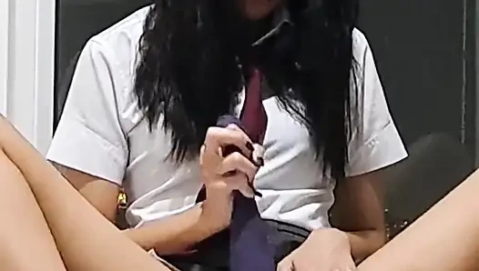 Asiatisches college-mädchen spielt mit ihrem zauberstab und squirtet