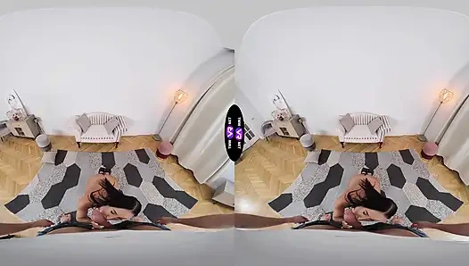 Чувак долбит Milena Ray после того, как заметил ее голую киску - TmwVRnet