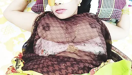 Hintli büyük memeli üvey anne üvey oğlunu Telugu edepsiz konuşmalarıyla sikiyor