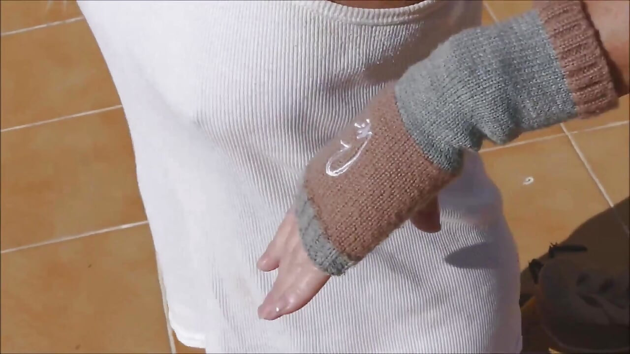 야외에서 손가락 섹스와 운동 후 POV 핸잡 사정