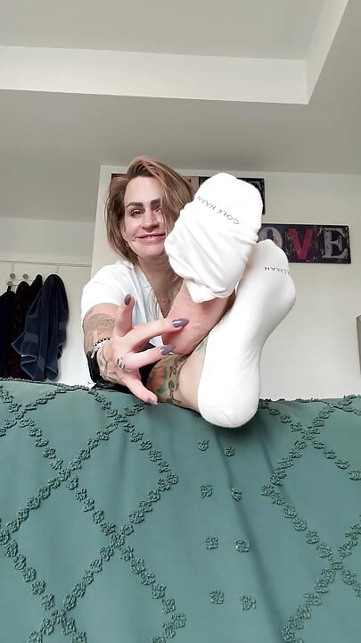 POV Fot retas: Sneakers Off, Socks Off - mjuka perfekta skrynkliga sulor avslöjade (förhandsvisning)