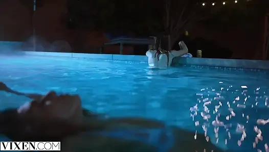 Vixen - janice griffith dan ivy wolfe menyepong di halaman belakang untuk bersenang-senang di kolam renang malam hari