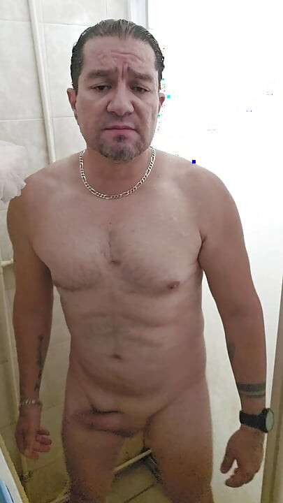 Banyo yapıp penisimle oynuyorum