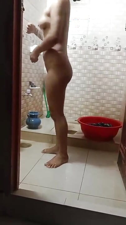 Desi lány zuhanyozik