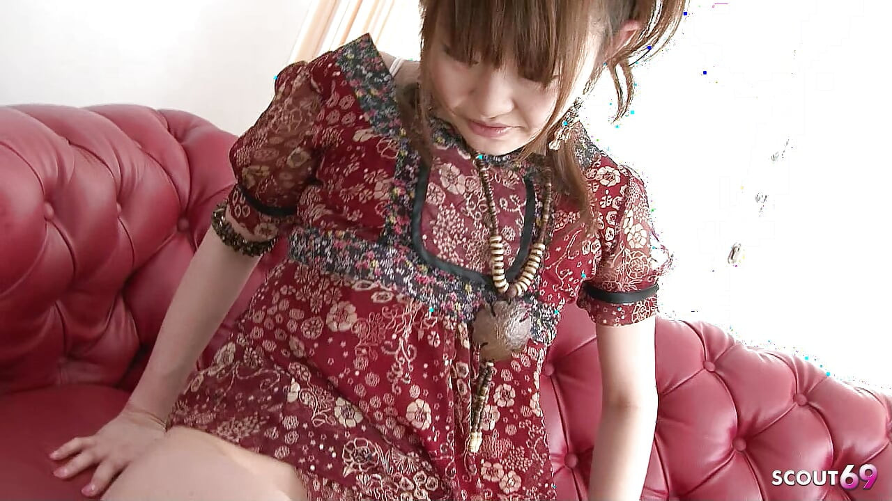 Japanska MILF Megu dobiva masturbiranje dlakave pičke i jebe je susjed bez cenzure