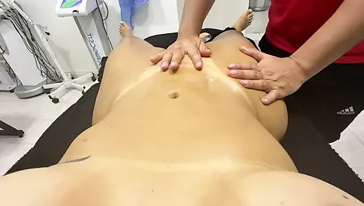 Masseuse rubs the pussy of voluptuous Latina doesn't resist and comes inside her broken pussy