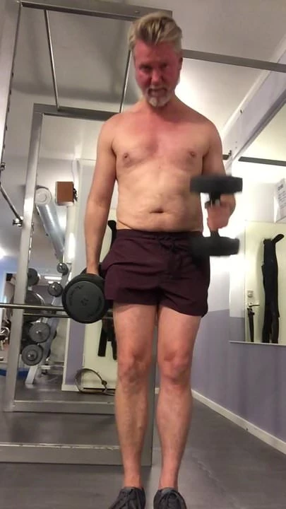 Very horny at my empty gym. Het och runkar i gymmet!