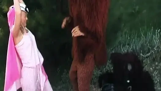 Tante seksi rambut pirang lagi asik nyepong kontol besar pria ini di luar ruangan