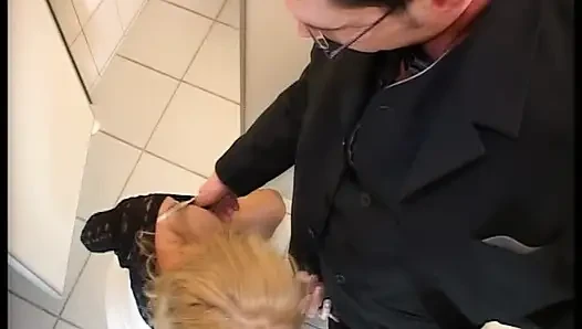 Hübsche deutsche MILF reitet schwanz in der öffentlichen toilette