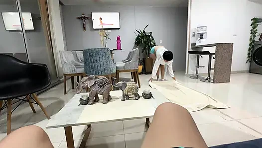 Büyük götlü amatör üvey kız kardeşimin çok seksi yoga pozları yapmasını izliyorum ve azıyorum, bu yüzden tüm yarağımı içine sokmaya karar veriyorum