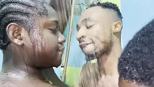 Schwarze erst vor dem shooting, duschzeit wurde zum liebesspiel mit diesen sexy bi-ebenholz und ihrem mann