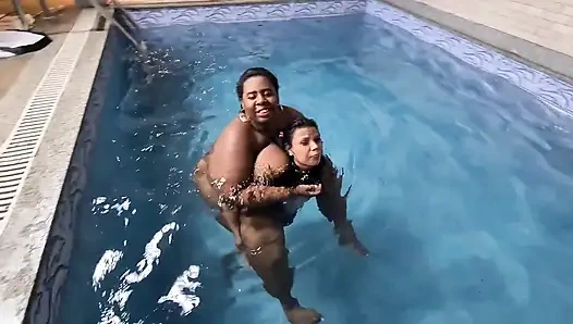 Экстремальная тяжелая толстая сучка против худенькой бедной рабыни - я раздавить твои колени и взять всю твою силу из твоего сладкого тела