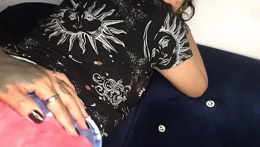 Aku mergokin saudara tiriku yang binal lagi asik masturbasi sebelum aku ngasih dia kehidupan sebagai pelacur | POV- Mey Mey