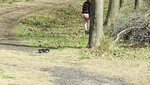 Auf einem arsch durch die Landschaft laufen. Reife schüchterne amateur-blondine zieht sich aus.