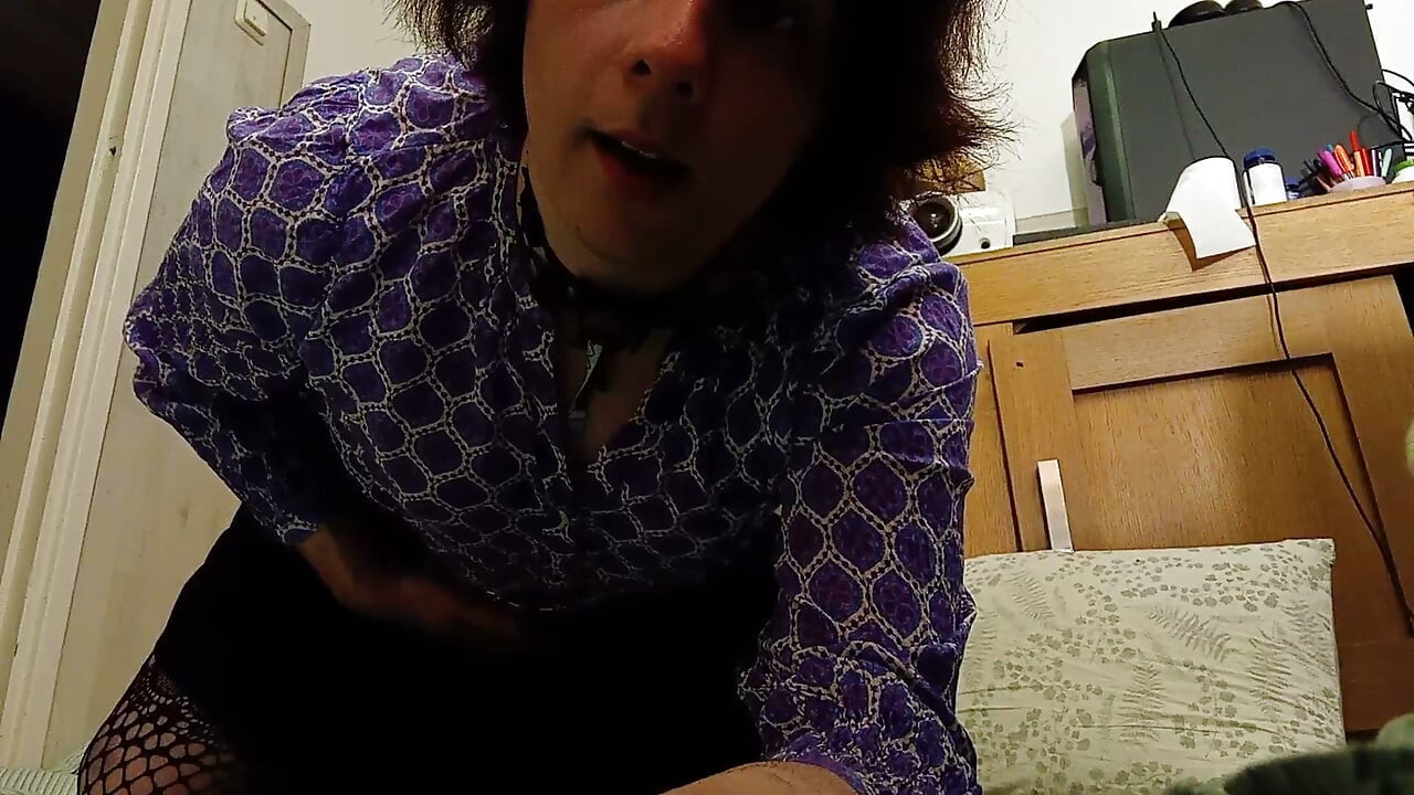 Femboy svršava u donjem vešu