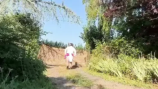 Bir gün için kısa fuchsia etekli küçük hizmetçi kıyafeti içinde