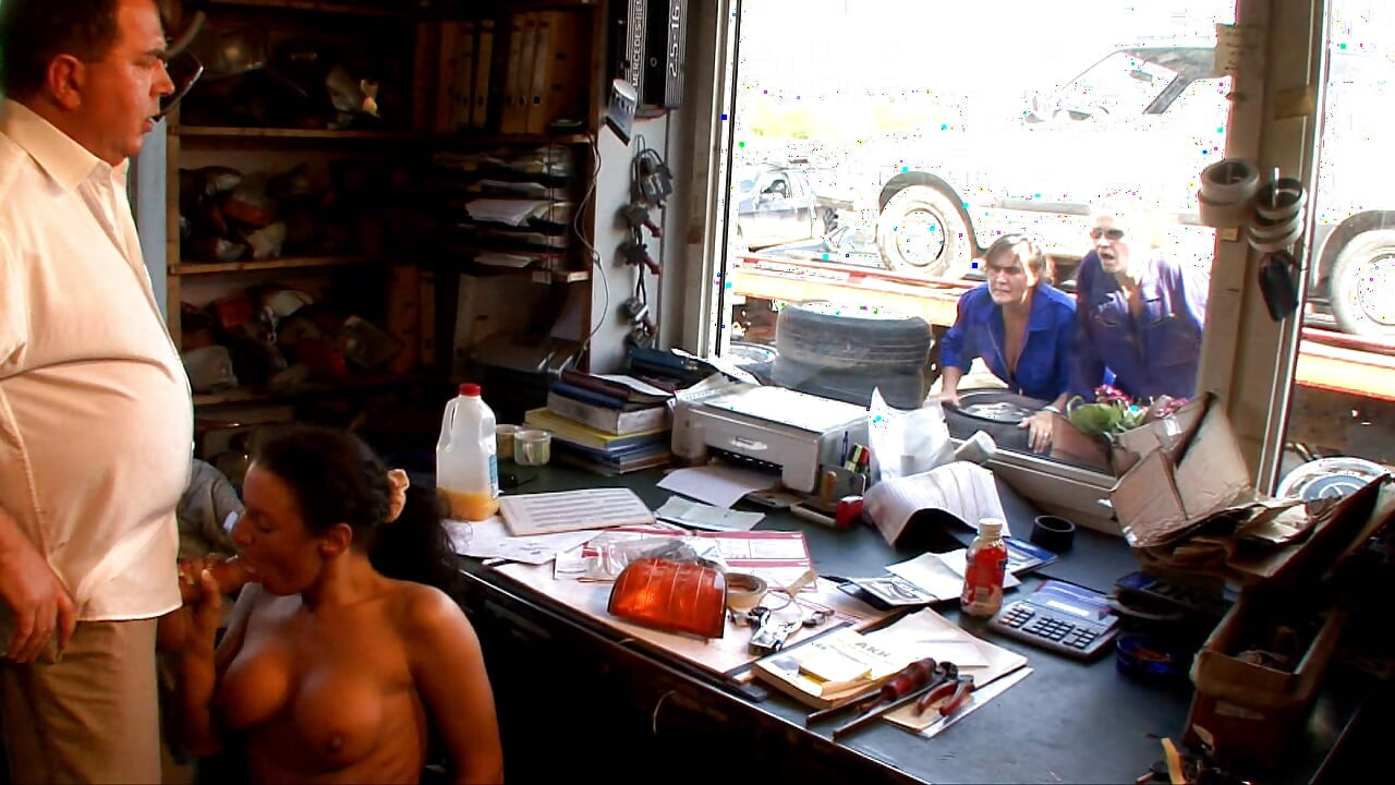 Чудовий трах в офісі з клієнтом і камшот на цицьки