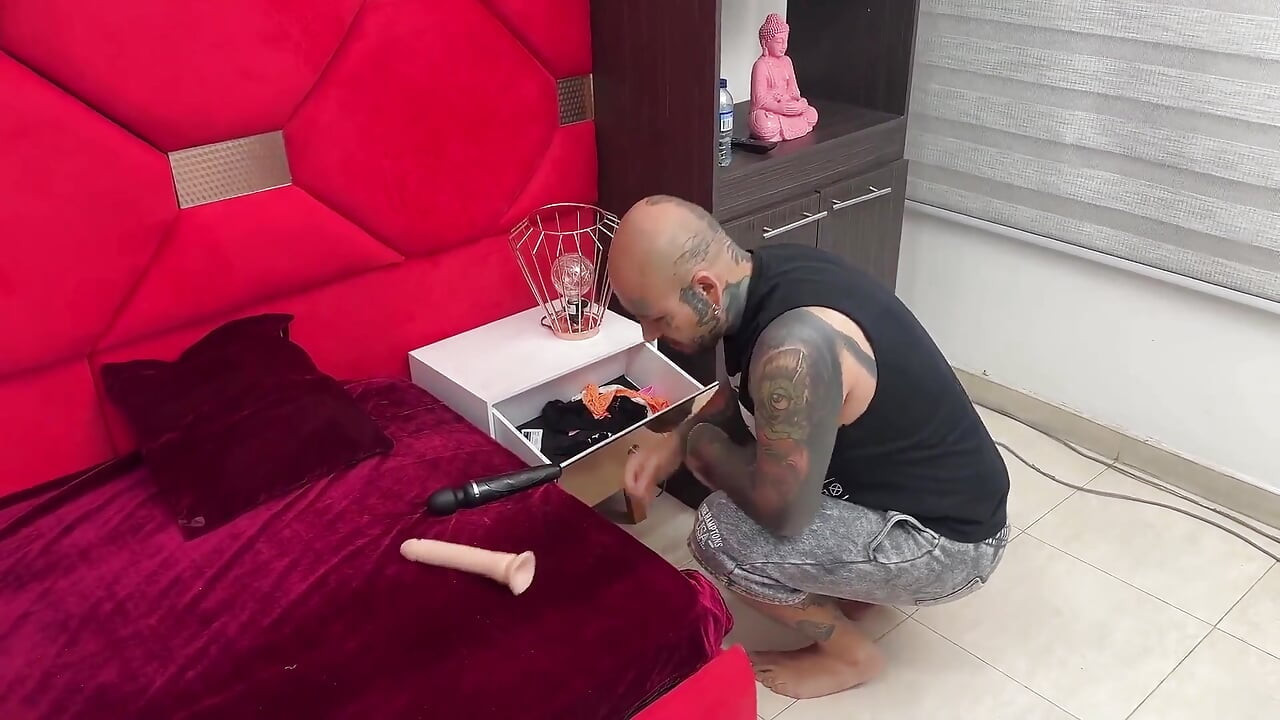 Moja tetovirana cimerica bez gaćica slučajno je poskakivala na mom kurcu iznova i iznova