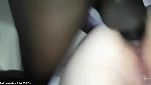 Büyük zenci yarağı domaltarak derin götten amına inleyerek orgazm oluyor