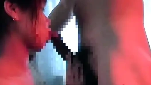 Japanisches mädchen mag es auf dem boden