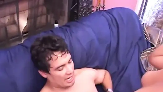 Behaarte muschi auf dem großen penis... sperma auf die muschi