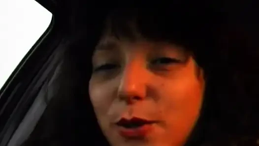 Petualangan tante sange ini lagi asik muasin memeknya pakai dildo ukuran XL di jalan raya