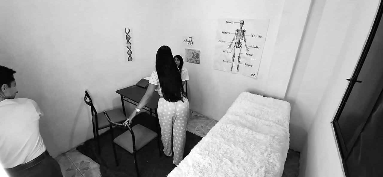 FFM trio - napaljeni starac ima seks u ordinaciji doktora sa svojom prsatom ženom i obla doktor se pridružuje