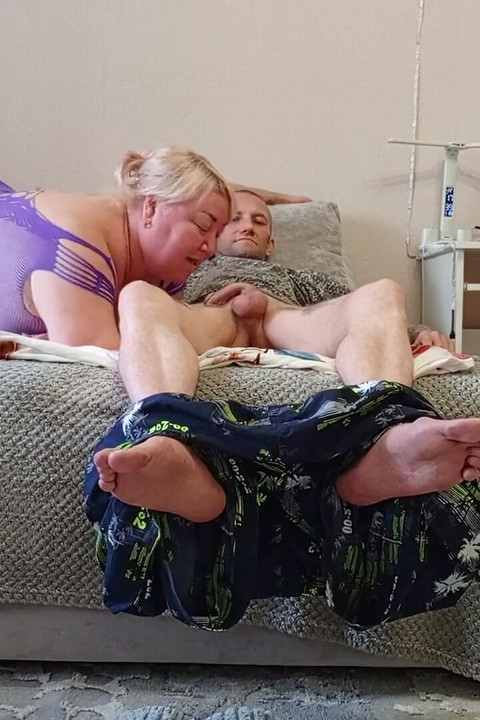 Iubita nesătulă vrea întotdeauna să sugă pula și să înghită spermă