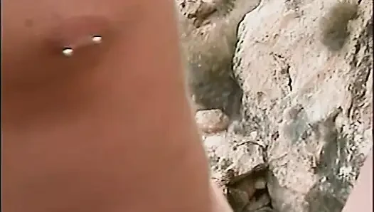 Cewek sange rambut merah lagi asik fingering memeknya di pantai liar