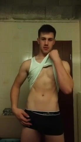 Ragazzo carino si masturba in bagno