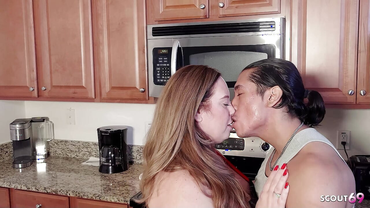 Curvilínea bbw madrasta seduz garoto para trair foda na cozinha quando seu marido está ausente