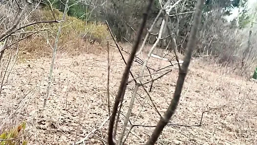 Kencing seksi di hutan sangat keren