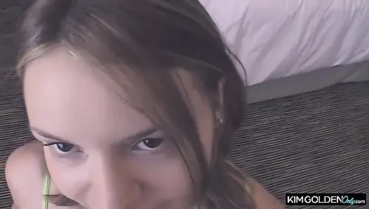Genç sarışın hatun dildosunu emiyor ve biniyor