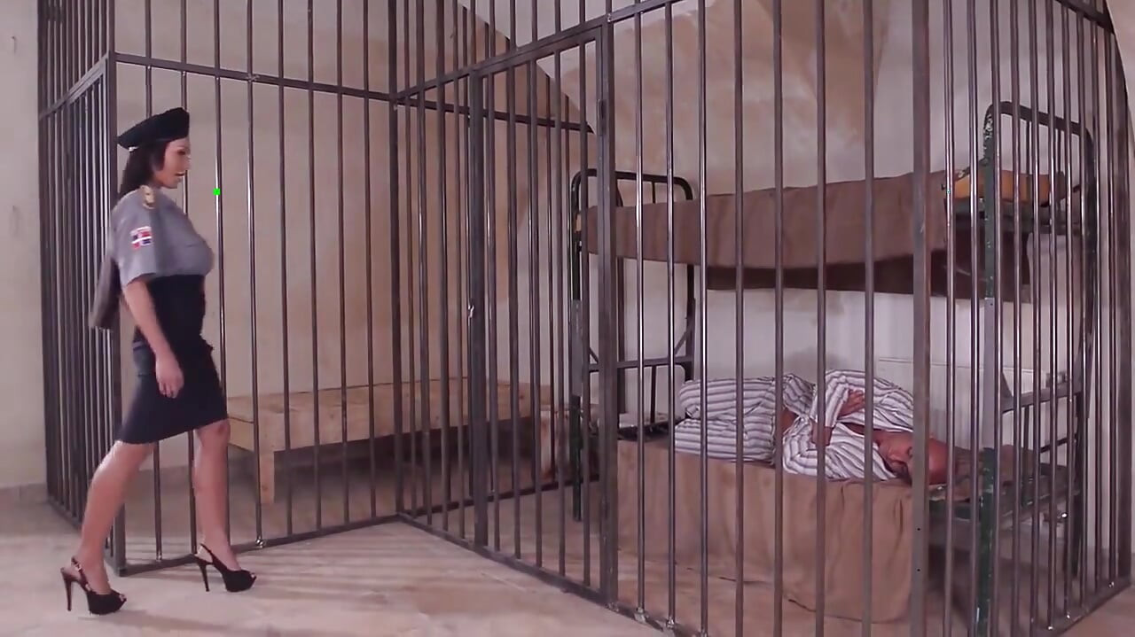 Sexy policajt tvrdě šuká vězně ve vězeňské cele