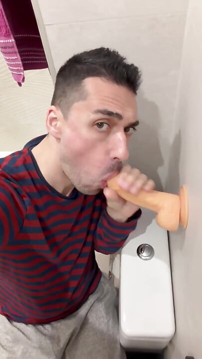 Tată vitreg sexy călărește un vibrator