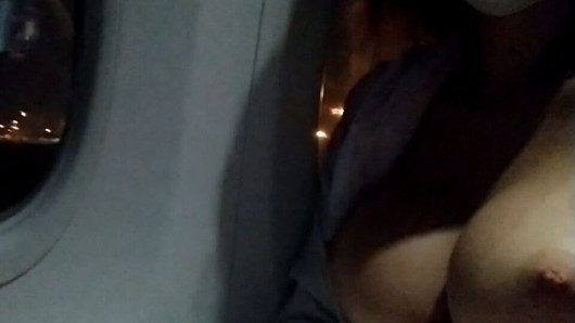 Aburrido en el vuelo y claro me salieron las tetas