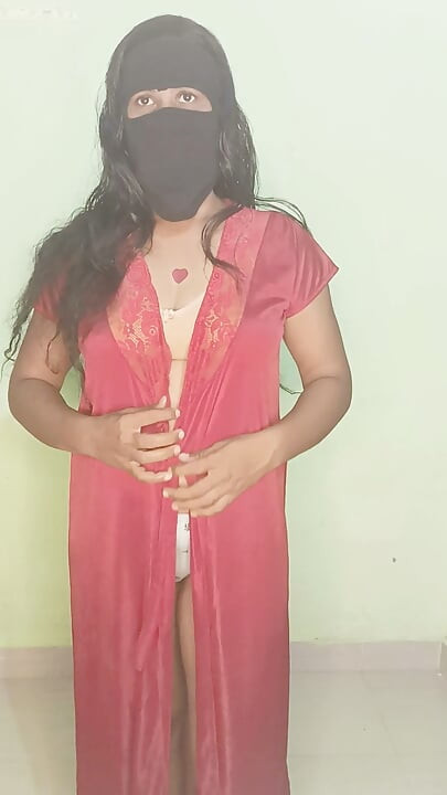 Gadis Tamil India Desi tergoda memperlihatkan tubuhnya.