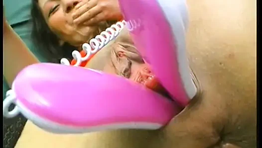 Esmer olgun sürtük yiyecek ve büyük mumla deliklerini sikerken çorap giyiyor