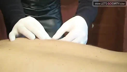 Cowok sange ini lagi asik muasin pantatnya pakai vibrator sambil dientot dari belakang