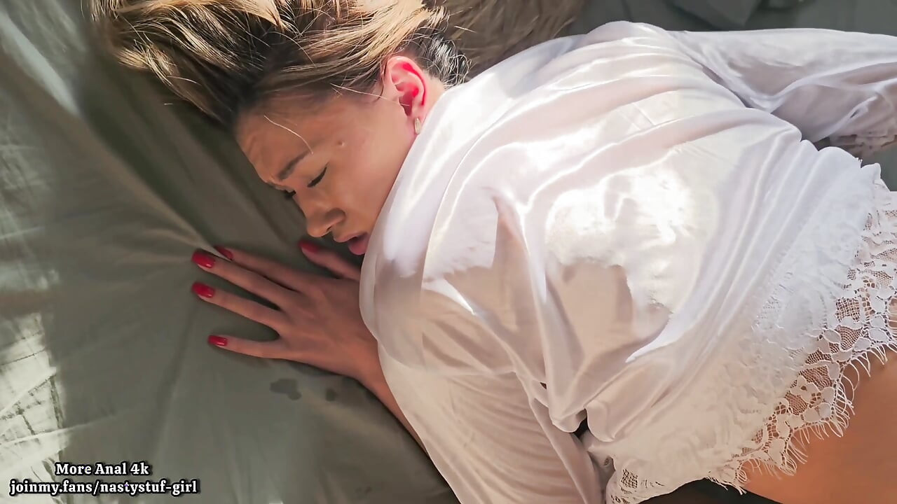 本物の素人自家製ポルノ、ホットなアナルを愛する継母が参加を招待