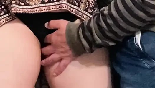 Ayah tiri lagi asik fingering memeknya