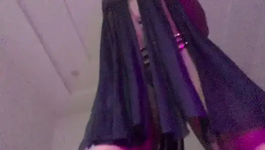 Замедленная чернокожая тинка танцует в замедленной съемке, ветрующую мокрую киску крупным планом