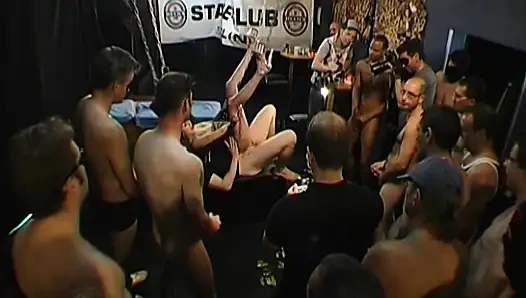 GGG - Живая гэнгбэнг-вечеринка - Adina принимает нескольких мужиков и получает грязный камшот на лицо