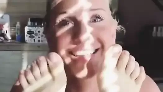 Italian showgirl bitching about her feet
