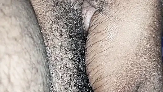 Hintli karım anal ile amcık deliğini sikiyor