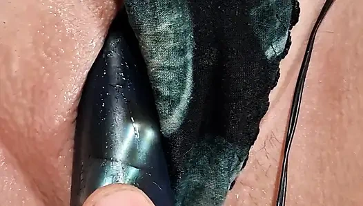 Играет с ее клитором