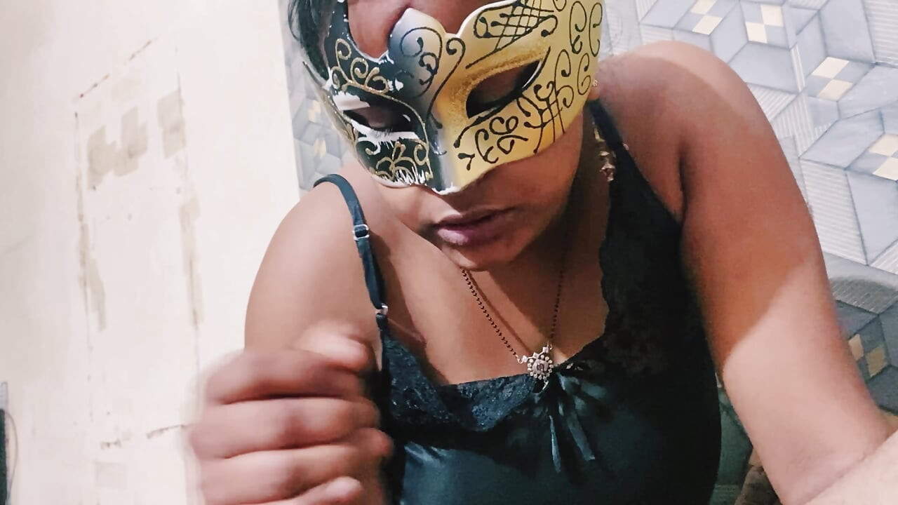 Bhabhi ki gand me mota lund dalte hi bhabhi chila gae ur dard se rone jaisa face bana liya